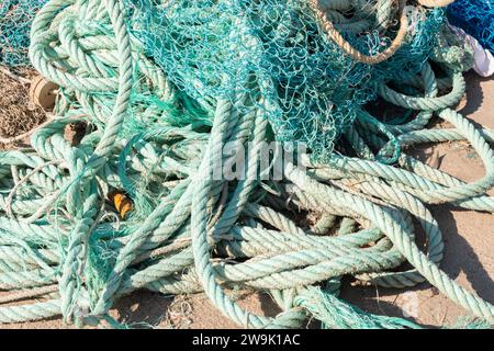 L'équipement de pêche industrielle Filets et lignes à pêche allongé sur le béton dans l'industrie de la pêche, port Banque D'Images