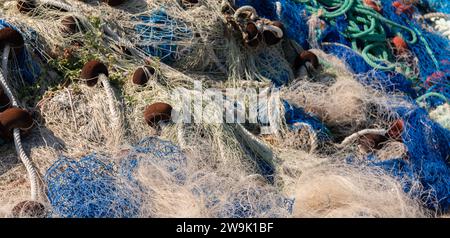 L'équipement de pêche industrielle Filets et lignes à pêche allongé sur le béton dans l'industrie de la pêche, port Banque D'Images