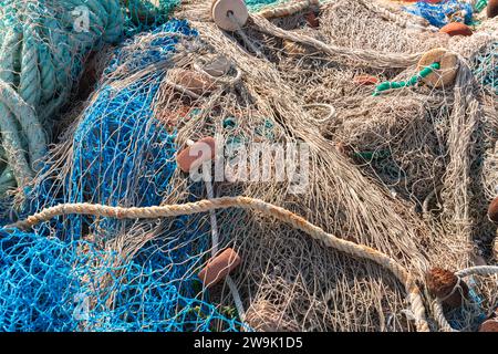 L'équipement de pêche industrielle Filets et lignes à pêche allongé sur le béton dans l'industrie de la pêche, port Banque D'Images