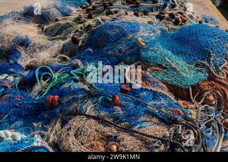 L'équipement de pêche industrielle Filets et lignes à pêche allongé sur le béton dans l'industrie de la pêche, port Banque D'Images