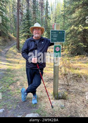 Jasper, AB Canada - 26 mai 2023 : un homme à côté d'un panneau lors d'une randonnée nature à Moose Lake près de Jasper, Alberta au Canada Parc national Jasper sur un terrain ensoleillé Banque D'Images