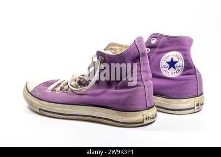 Paire de sneakers Converse All Star violettes portées avec lacets blancs et embout blanc sur fond blanc Banque D'Images