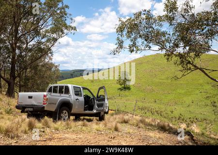 Paysage australien conduisant hors route dans la brousse dans Mazda BT50 ute véhicule utilitaire, Central West NSW, Australie Banque D'Images