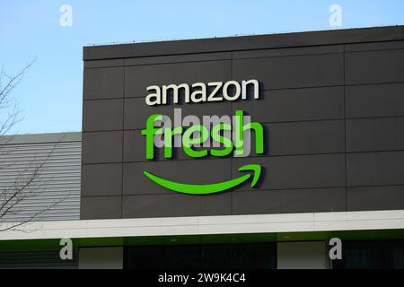 Bellevue, WA, États-Unis - 10 décembre 2023 ; Signez sur le mur du magasin amazon Fresh avec le logo Smile Banque D'Images