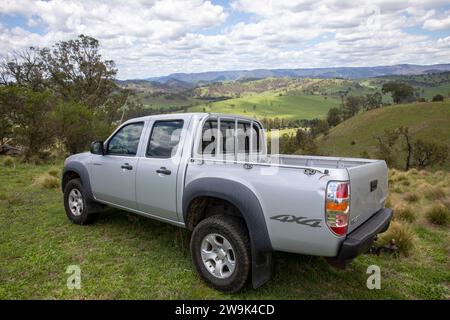 Paysage australien conduisant hors route dans la brousse dans Mazda BT50 ute véhicule utilitaire, Central West NSW, Australie Banque D'Images