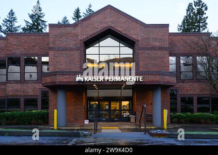 Bellevue, WA, USA - 10 décembre 2023 ; façade Kaiser permanente avec signe à l'aube sous la pluie Banque D'Images