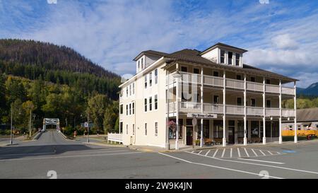 Skykomish, WA, États-Unis - 22 septembre 2023 ; Skykomish Hotel et route d'approche dans la ville de Cascade Mountain Banque D'Images