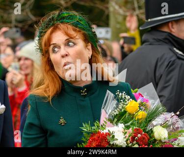 La duchesse d'York plaisante avec la foule après avoir assisté au service de Noël à l'église St Mary Magdalene, Sandringham. 25 décembre 2023 Banque D'Images