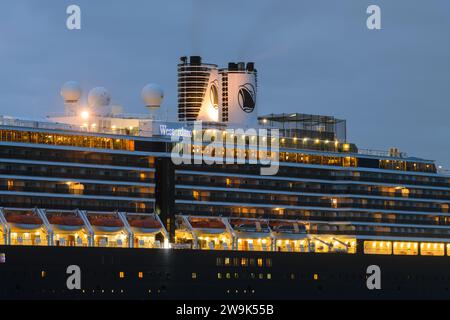 Seattle - 17 septembre 2023 ; navire de croisière Holland America Line Westerdam avec lumières à l'aube Banque D'Images