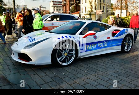 Ferrari voiture de police, supercar. Ferrari saisi aux organisations criminelles est devenu voiture de police Ferrari 488 GTB Istanbul Sultanahmet Square 12 27 2023 Banque D'Images