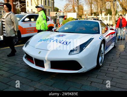 Ferrari voiture de police, supercar. Ferrari saisi aux organisations criminelles est devenu voiture de police Ferrari 488 GTB Istanbul Sultanahmet Square 12 27 2023 Banque D'Images