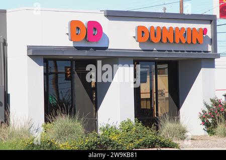 Vue extérieure et signalisation d'un emplacement Dunkin' Donuts à San Antonio, Texas, États-Unis, le 28 décembre 2023. Fondée en 1948, Dunkin' Donuts compte actuellement environ 12 900 sites dans 42 pays. En 2020, la société a été rachetée par inspire Brands. Inspire Brands LLC est propriétaire et franchiseur des chaînes de restaurants Arby's, Buffalo Wild Wings, Sonic Drive-In, Jimmy John's, Mister Donut et Baskin-Robbins. Inspire Brands appartient à Roark Capital Group. Roark Capital est une société américaine de capital-investissement avec environ 37 milliards d'actifs sous gestion. La société de capital-investissement porte le nom de Ho Banque D'Images