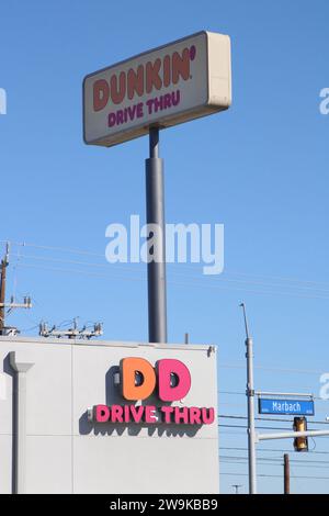 Vue extérieure et signalisation d'un emplacement Dunkin' Donuts à San Antonio, Texas, États-Unis, le 28 décembre 2023. Fondée en 1948, Dunkin' Donuts compte actuellement environ 12 900 sites dans 42 pays. En 2020, la société a été rachetée par inspire Brands. Inspire Brands LLC est propriétaire et franchiseur des chaînes de restaurants Arby's, Buffalo Wild Wings, Sonic Drive-In, Jimmy John's, Mister Donut et Baskin-Robbins. Inspire Brands appartient à Roark Capital Group. Roark Capital est une société américaine de capital-investissement avec environ 37 milliards d'actifs sous gestion. La société de capital-investissement porte le nom de Ho Banque D'Images