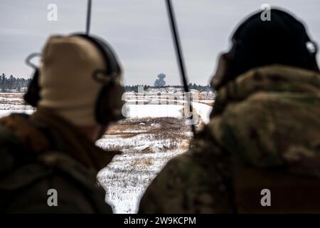 FORT DRUM, New York (7 décembre 2023) les Naval Special Warfare Operators (SEAL) basés sur la côte est observent une bombe qui a heurté une cible au cours d'un exercice conjoint terminal Attack Controller (JTAC) à fort Drum, New York, le 7 décembre 2023. La formation JTAC permet au personnel de la Naval Special Warfare d'affiner son interopérabilité avec les ressources interarmées afin d'étendre sa portée tactique. Naval Special Warfare Group TWO produit, appuie et déploie les principales forces d’opérations maritimes spéciales au monde pour mener des opérations à spectre complet et une dissuasion intégrée à l’appui des objectifs nationaux des États-Unis. (Photo de l'US Navy par Mass Communii Banque D'Images