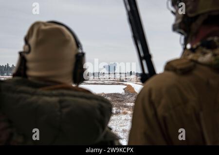 FORT DRUM, New York (7 décembre 2023) les Naval Special Warfare Operators (SEAL) basés sur la côte est observent une bombe qui a heurté une cible au cours d'un exercice conjoint terminal Attack Controller (JTAC) à fort Drum, New York, le 7 décembre 2023. La formation JTAC permet au personnel de la Naval Special Warfare d'affiner son interopérabilité avec les ressources interarmées afin d'étendre sa portée tactique. Naval Special Warfare Group TWO produit, appuie et déploie les principales forces d’opérations maritimes spéciales au monde pour mener des opérations à spectre complet et une dissuasion intégrée à l’appui des objectifs nationaux des États-Unis. (Photo de l'US Navy par Mass Communii Banque D'Images