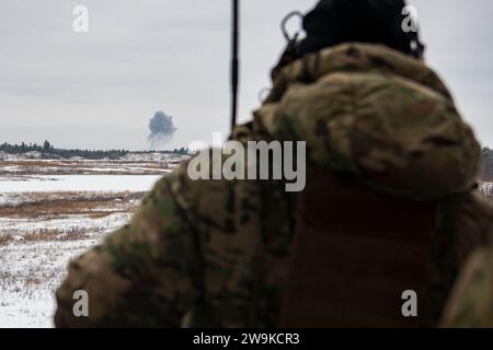 FORT DRUM, New York (7 décembre 2023) un opérateur naval spécial de guerre (SEAL) basé sur la côte est observe une bombe heurter une cible au cours d'un exercice joint terminal Attack Controller (JTAC) à fort Drum, New York, le 7 décembre 2023. La formation JTAC permet au personnel de la Naval Special Warfare d'affiner son interopérabilité avec les ressources interarmées afin d'étendre sa portée tactique. Naval Special Warfare Group TWO produit, appuie et déploie les principales forces d’opérations maritimes spéciales au monde pour mener des opérations à spectre complet et une dissuasion intégrée à l’appui des objectifs nationaux des États-Unis. (Photo de l'US Navy par Mass Commu Banque D'Images