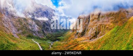 Homer tunnel Highway 94 à Fiordland Milford Sount de la Nouvelle-zélande - panorama panoramique en plein air. Banque D'Images
