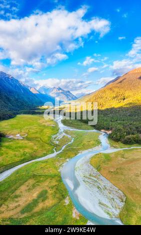 Plat pittoresque Riverbed de la rivière Eglinton dans le Fiordland de l'île du Sud de la Nouvelle-Zélande - haut vers le ciel panorama aérien. Banque D'Images