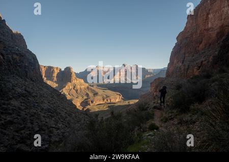 Une femme fait des randonnées Section du sentier Boucher Winding le long des murs du canyon le matin d'hiver dans l'ombre Banque D'Images