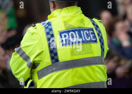 Officier de police du South Yorkshire effectuant une patrouille haute visibilité Banque D'Images