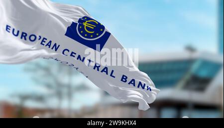 Francfort, DE, 28 2023 décembre : gros plan du drapeau de la Banque centrale européenne agitant dans le vent. Illustration éditoriale 3d rendu d'illustration. Sélectif f Banque D'Images