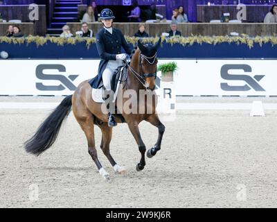 Nekkerhal, Belgique, 28 décembre 2023, Jorinde Verwimp de Belgique avec charmer lors du Grand Prix de la coupe du monde FEI dressage au Jumping Mechelen le 28 décembre 2023, Nekkerhal, Belgique (photo de Maxime David - MXIMD Pictures) Banque D'Images