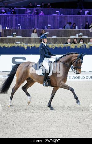 Nekkerhal, Belgique, 28 décembre 2023, Jorinde Verwimp de Belgique avec charmer lors du Grand Prix de la coupe du monde FEI dressage au Jumping Mechelen le 28 décembre 2023, Nekkerhal, Belgique (photo de Maxime David - MXIMD Pictures) Banque D'Images