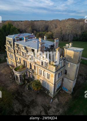 Château en délabrement dans le parc de Castillon (Tarnos (40220), Landes (40), Nouvelle-Aquitaine, France). Manoir abandonné. Manoir en décomposition. Manoir en ruine. Banque D'Images