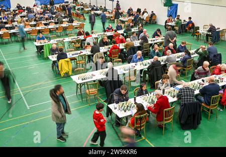 Hastings, Royaume-Uni. 28 décembre 2023. Joueurs lors du Congrès international d'échecs Caplin Hastings à Horntye Park, Hastings, East Sussex, Royaume-Uni. Crédit : LFP/Alamy Live News Banque D'Images