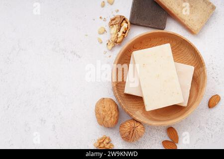 Composition avec savon naturel et noix sur fond clair Banque D'Images