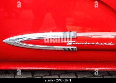 WETTENBERG, HESSE, ALLEMAGNE - 07 - 28 - 2023 : THUNDERBIRD Vintage car sur un tTraditional car Show Golden Oldies près de Giessen, Hesse. Banque D'Images