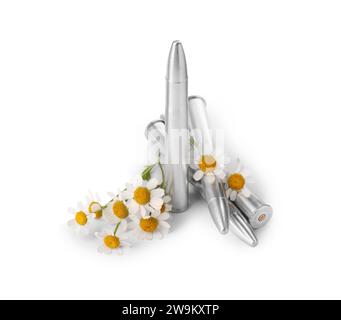 Balles en métal et belles fleurs isolées sur blanc Banque D'Images