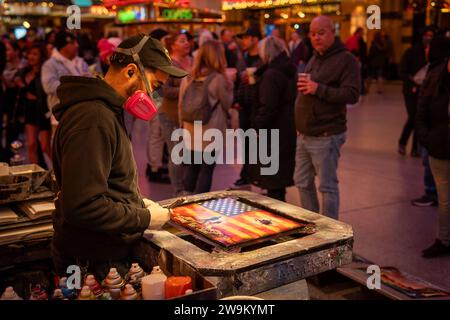 Peintre pulvérisateur créant du Street art en plein air dans la rue Fremont à Las vegas Nevada Banque D'Images