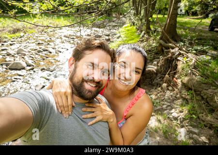 Ils sont heureux, souriants et amoureux. Ils sont un couple heureux prenant un selfie. Banque D'Images