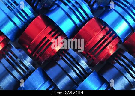 Les tubes métalliques colorés des pièces de moto sont soigneusement disposés Banque D'Images