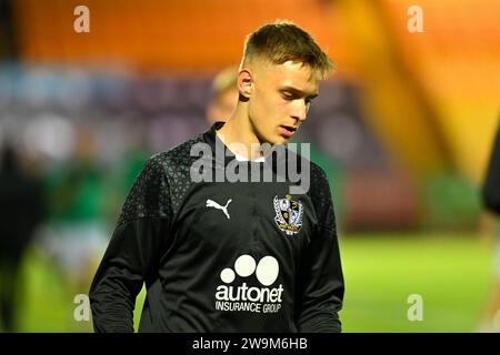 Burslem, Royaume-Uni, 10 octobre 2023. Le numéro 26 de Port Vale, Liam Brazier, s'échauffant avant le match à domicile du trophée EFL contre Newcastle U21 Crédit : TeeGeePix/Alamy Live News Banque D'Images