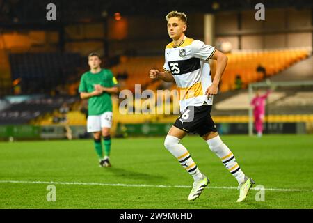 Burslem, Royaume-Uni, 10 octobre 2023. Le numéro 26 de Port Vale, Liam Brazier, en action lors du match à domicile EFL Trophy contre Newcastle U21 Crédit : TeeGeePix/Alamy Live News Banque D'Images