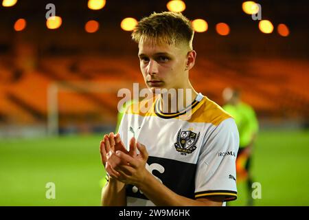 Burslem, Royaume-Uni, 10 octobre 2023. Le numéro 26 de Port Vale, Liam Brazier, applaudit les supporters après le match à domicile de son équipe EFL Trophy contre Newcastle U21 Crédit : TeeGeePix/Alamy Live News Banque D'Images