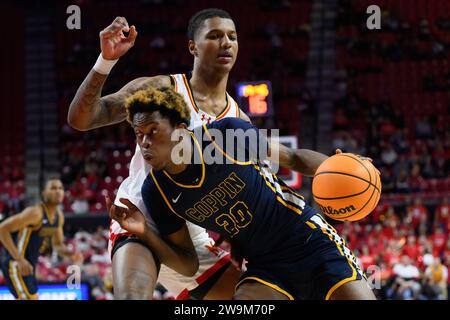 College Park, MD, États-Unis. 28 décembre 2023. L'attaquant des Coppin State Eagles, Toto Fagbenle (20), se dirige vers le panier lors du match de basket-ball NCAA entre les Coppin State Eagles et les Terrapins du Maryland au Xfinity Center à College Park, MD. Reggie Hildred/CSM/Alamy Live News Banque D'Images