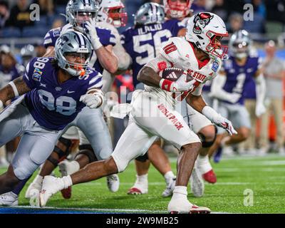 28 décembre 2023 : Kevin Concepcion (10), receveur de NC State Wide, lors de la seconde moitié du Pop Tarts Bowl. Kansas State bat N.C. State 28-13 à Orlando, FL. Romeo T Guzman/Cal Sport Media Banque D'Images