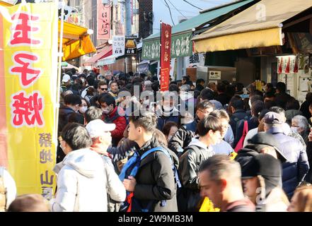 Tokyo, Japon. 29 décembre 2023. Le marché de Tsukiji à Tokyo est bondé par les acheteurs de fin d'année le vendredi 29 décembre 2023. Les gens appréciaient de magasiner des produits marins et des aliments transformés pour préparer les vacances du nouvel an. (Photo de Yoshio Tsunoda/AFLO) Banque D'Images