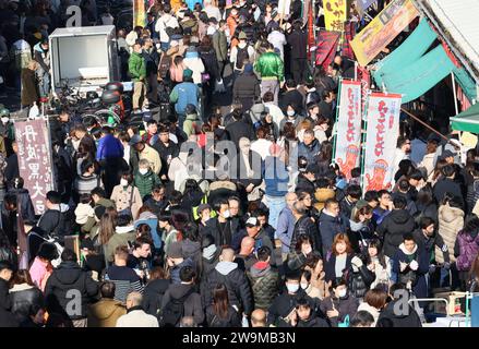 Tokyo, Japon. 29 décembre 2023. Le marché de Tsukiji à Tokyo est bondé par les acheteurs de fin d'année le vendredi 29 décembre 2023. Les gens appréciaient de magasiner des produits marins et des aliments transformés pour préparer les vacances du nouvel an. (Photo de Yoshio Tsunoda/AFLO) Banque D'Images