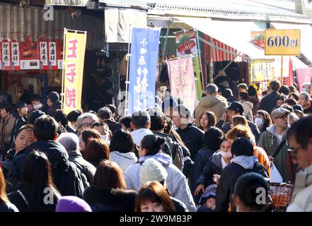 Tokyo, Japon. 29 décembre 2023. Le marché de Tsukiji à Tokyo est bondé par les acheteurs de fin d'année le vendredi 29 décembre 2023. Les gens appréciaient de magasiner des produits marins et des aliments transformés pour préparer les vacances du nouvel an. (Photo de Yoshio Tsunoda/AFLO) Banque D'Images