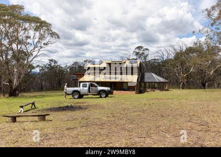 Propriété rurale australienne avec panneaux solaires et gris argent Mazda Ute stationné à l'extérieur, NSW, Australie Banque D'Images