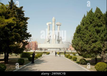 Le monument de la Fondation du Parti des travailleurs qui représente des mains tenant un marteau, une faucille et un pinceau de calligraphie à Pyongyang en Corée du Nord. Banque D'Images