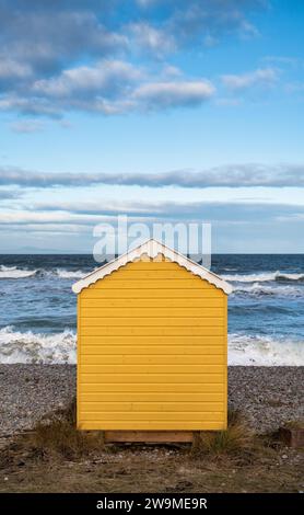 Cabane de plage peinte sur la plage de Findhorn. Morayshire, Écosse Banque D'Images