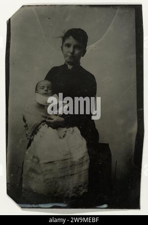 Portrait d'une femme avec un (décédé?) Enfant dans ses bras, 1860 - 1900 photographie Portrait de marchandises? États-Unis d'Amérique ferrotypage des métaux mère et bébé ou jeune enfant. Personne historique anonyme représentée - BB - femme Banque D'Images