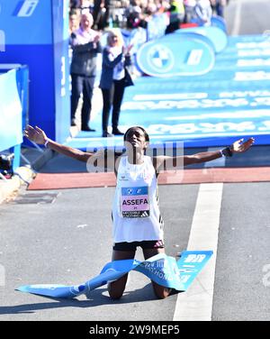 (231229) -- PÉKIN, 29 décembre 2023 (Xinhua) -- Voici la sélection de l'agence de presse Xinhua des 10 articles les plus significatifs de l'actualité sportive internationale en 2023 : les records du monde de marathon masculin et féminin ont été battus en 2023. Le 8 octobre, Kelvin Kiptum du Kenya est devenu le premier homme à courir un marathon en moins de 2:01:00, établissant un nouveau record du monde de deux heures et 35 secondes pour remporter le marathon de Chicago, tandis que Tigst Assefa, d’Éthiopie, a abaissé le record féminin avec sa course de 2:11:53 vers la victoire au marathon de Berlin le 24 septembre. Cette photo de fichier prise le 24 septembre 2023 montre Tigist Assefa celebr Banque D'Images