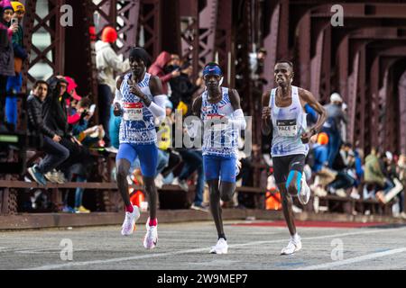 (231229) -- PÉKIN, 29 décembre 2023 (Xinhua) -- Voici la sélection de l'agence de presse Xinhua des 10 articles les plus significatifs de l'actualité sportive internationale en 2023 : les records du monde de marathon masculin et féminin ont été battus en 2023. Le 8 octobre, Kelvin Kiptum du Kenya est devenu le premier homme à courir un marathon en moins de 2:01:00, établissant un nouveau record du monde de deux heures et 35 secondes pour remporter le marathon de Chicago, tandis que Tigst Assefa, d’Éthiopie, a abaissé le record féminin avec sa course de 2:11:53 vers la victoire au marathon de Berlin le 24 septembre. Cette photo de fichier prise le 8 octobre 2023 montre Kelvin Kiptum (L) comp Banque D'Images