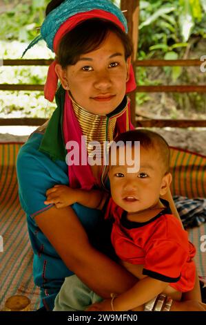 Karen long Neck Woman & Child, Hill-Tribe Village, Nord de la Thaïlande Banque D'Images